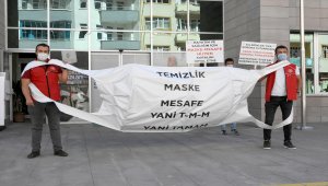 Gümüşhane'de gençler, maske şeklindeki pankartla Kovid-19 tedbirlerine dikkati çekti