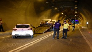 Gümüşhane'de kamyonet ile otomobil çarpıştı: 3 yaralı