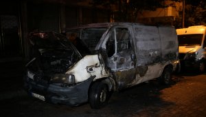 Güngören'de park halindeyken alev alan kamyonet kullanılamaz hale geldi