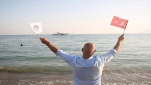 Hacettepeli yüzücüler KKTC'den Mersin'e barış için kulaç attı