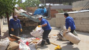 Hatay'da bir evden 5 kamyon çöp çıktı