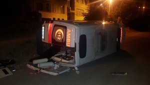 Hatay'da hasta taşıyan ambulans devrildi: 3 yaralı