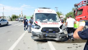 Iğdır'da hamile kadını taşıyan ambulans otomobile çarptı: 3 yaralı