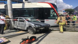 İstanbul'da tramvayla otomobilin çarpıştığı kazada 1 kişi yaralandı
