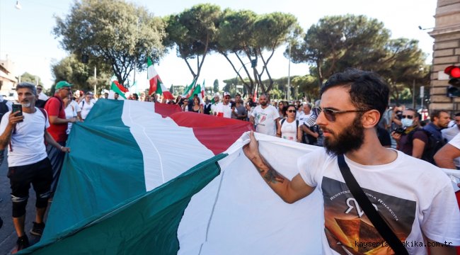 İtalya'da Kovid-19 önlemleri protesto edildi
