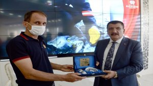 İtfaiye erinden yangında can verdiği sanılan güvercine hayat dokunuşu