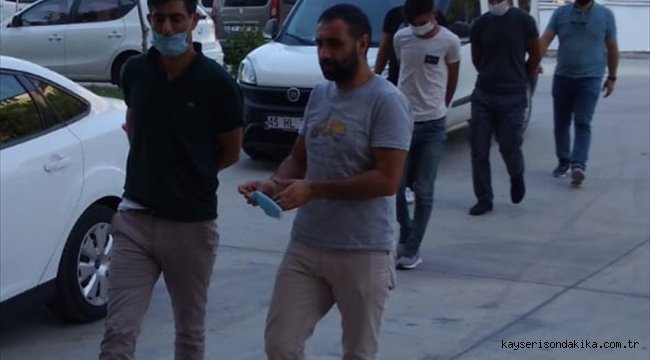 İzmir'de 10 kişinin 1 milyon 500 bin lirasını dolandıran 5 zanlı Manisa'da yakalandı
