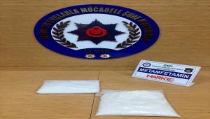 İzmir'de bir otomobilde 1,5 kilo metamfetamin ele geçirildi 