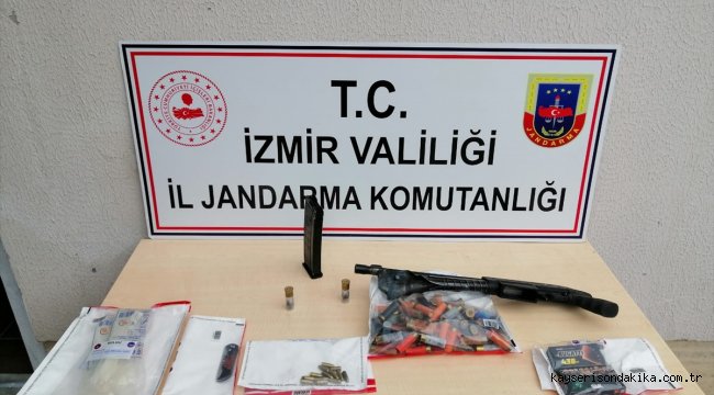 İzmir'de emekli öğretmeni öldürdüğü iddiasıyla 2 kişi gözaltına alındı