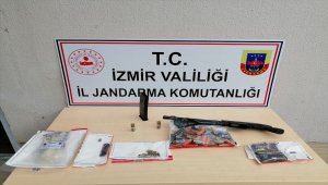 İzmir'de emekli öğretmeni öldürdüğü iddiasıyla 2 kişi gözaltına alındı
