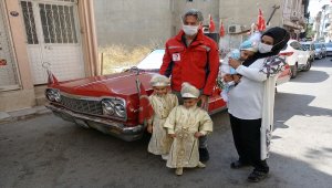 İzmir'de sünnet çocuklarının üstü açık otomobille gezi hayalini Kızılay gerçekleştirdi
