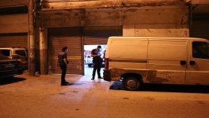 İzmir'de tabancayla vurulan kişi ağır yaralandı