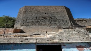 Kaçak yapılardan arındırılan tarihi burçta kitabe ve nişler ortaya çıktı 