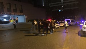 Kadıköy'de bir polis ile güvenlik görevlisi bıçakla yaralandı