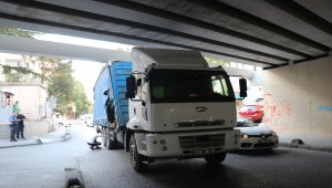 Kadıköy'de kamyonun dorsesi köprü altına sıkıştı
