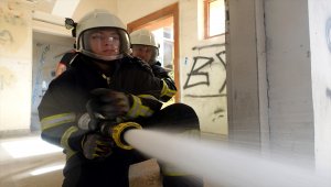 Kadın itfaiyeci çalışma azmiyle örnek oluyor