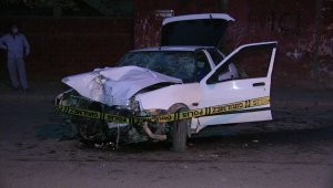 Kahramanmaraş'ta bahçe duvarına çarpan otomobildeki 2 kişi yaralandı