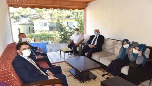 Kahramanmaraş'taki siyam ikizleri okullarını özledi