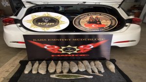 Kars'ta otomobilde 3 kilo 129 gram esrar ele geçirildi