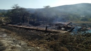 Kastamonu'da köyde çıkan yangında 2 ev ve bir ambar yandı
