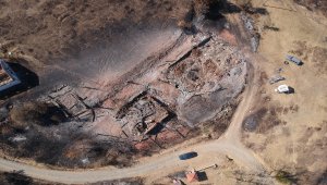 Kastamonu'daki orman yangınında evleri yanan köylüler enkazda çalışma yürütüyor