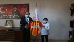 Kayseri'de 30 Ağustos'ta tek başına şehitliği ziyaret eden Ahmet'e hediye forma