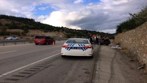 Kaza yaptıkları araçtan inip yürümeye başlayan 2 kişi, otomobilin çarpması sonucu öldü