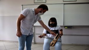 Kemençe eğitimi alan öğrenciler, kamera karşısına geçip klip çekti