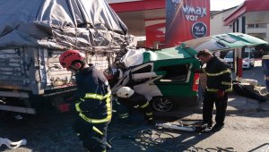 Kocaeli'de hafif ticari araç kamyona çarptı: 1 ölü, 1 yaralı
