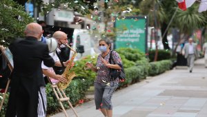 Kocaeli'de maskesini doğru takanlara tiyatro davetiyesi verildi