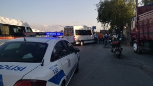 Kocaeli'de otomobil ile servis minibüsü çarpıştı: 3 yaralı