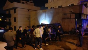 Kocaeli'de tamirhanenin bahçesindeki hurda otomobiller yandı