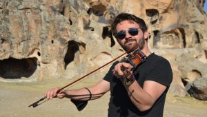 Konservatuvar öğrencileri, sosyal medya konseri için tarihi Frigya'da buluştu