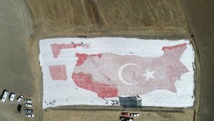 Kurutmalık domateslerle dev Elazığ haritası üzerine ay yıldız figürü yaptılar
