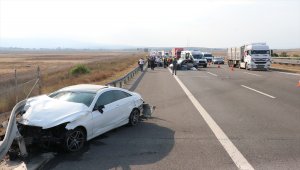 Lastik parçasından kaçan otomobil kaza yaptı: 1 ölü, 1 yaralı