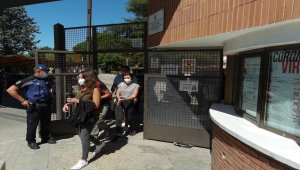 Madrid'de binlerce öğretmen ve okul çalışanı Kovid-19 testi için uzun kuyruklar oluşturdu