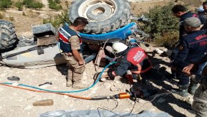 Malatya'da devrilen traktörün altında kalan sürücü öldü