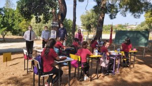 Manavgat'ta bir okul "Hababam" gibi dersleri açık havada yapıyor