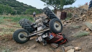 Manisa'da devrilen traktörün altında kalan ehliyetsiz sürücü ağır yaralandı
