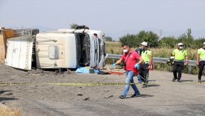 Manisa'da hafriyat kamyonu devrildi: 1 ölü