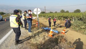 Manisa'da trafik levhasına çarpan motosikletin sürücüsü öldü