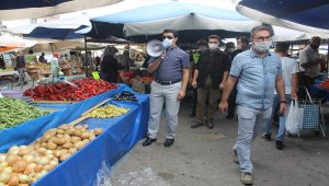 Manyas Kaymakamı megafonla pazardaki vatandaşları Kovid-19'a karşı uyardı