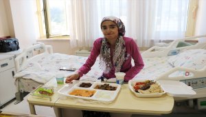 Mardinli 16 yaşındaki "kelebek hastası" ilk kez katı gıdayla beslendi
