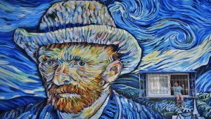 Mersin'de 36 yıllık binanın dış cephesi Van Gogh'un "Yıldızlı Gece" eseriyle kaplandı