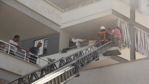 Mersin'de bir apartmanın enerji dağıtım panosunda patlama sonrası yangın çıktı