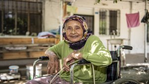 Mersin'deki 85 yaşındaki Nebiha nineye tekerlekli sandalye hediye edildi