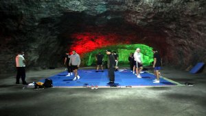 Milli boksörler Hititler'den kalan tuz mağarasında çalışıyor