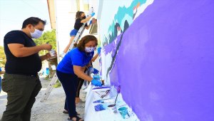 Muğla'da evlerin duvarları lavanta figürleriyle renkleniyor