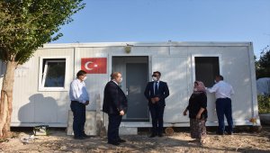 Muğla Valiliği evleri yandığı için traktör römorkunda yaşayan aileye sahip çıktı