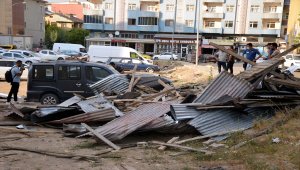 Muş'ta şiddetli rüzgar nedeniyle uçan çatı, 4 araçta hasara neden oldu